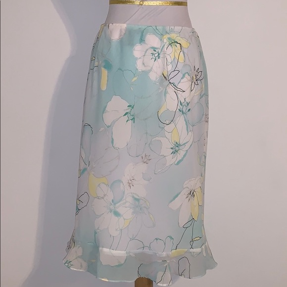 💝SOLD💝 Floral Skirt size Medium - Picture 3 of 3